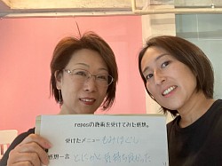 耳ツボマッサージをされているお客様。今後セラピスト交流会でも宜しくお願いします